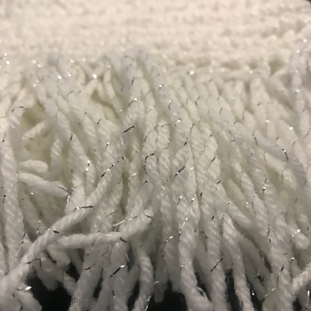 Handmade white crochet scarf - Picture 5 of 5